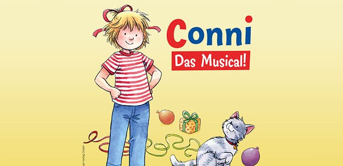 Das Bild hat einen gelben Hintergrund, darauf zu sehen ist ein gezeichnetes junges Mädchen mit blonden Haaren und einer roten Schleife im Haar, sie trägt ein rot weiß gestreiftes Shirt und eine Blaue Hose daneben sitzt eine grau weiße gezeichnete Katze die das Mädchen anschaut, im Hintergrund liegt ein Geschenk, zwei Ballons und Luftschnüre. Daneben steht 