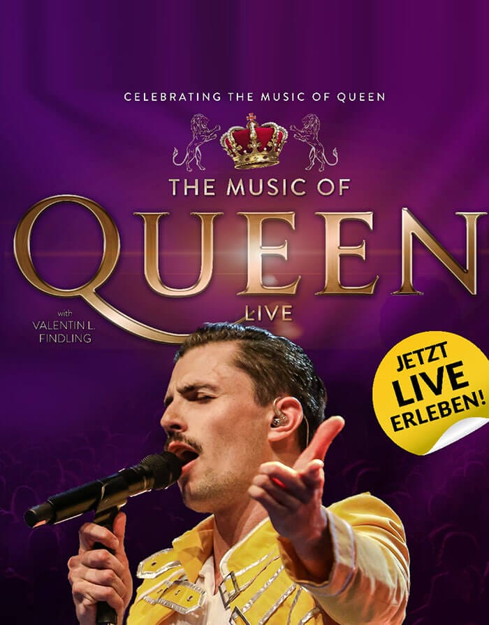 Das Bild hat einen Lila Hintergrund, Oben steht in weiß Celebrating the Music of Queen, darunter ist eine gold rote Krone umgeben von zwei weißen stilisierten Löwen. Darunter steht in Gold, wobei das Wort 