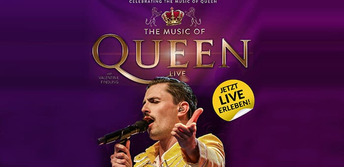 Das Bild hat einen Lila Hintergrund, Oben steht in weiß Celebrating the Music of Queen, darunter ist eine gold rote Krone umgeben von zwei weißen stilisierten Löwen. Darunter steht in Gold, wobei das Wort 